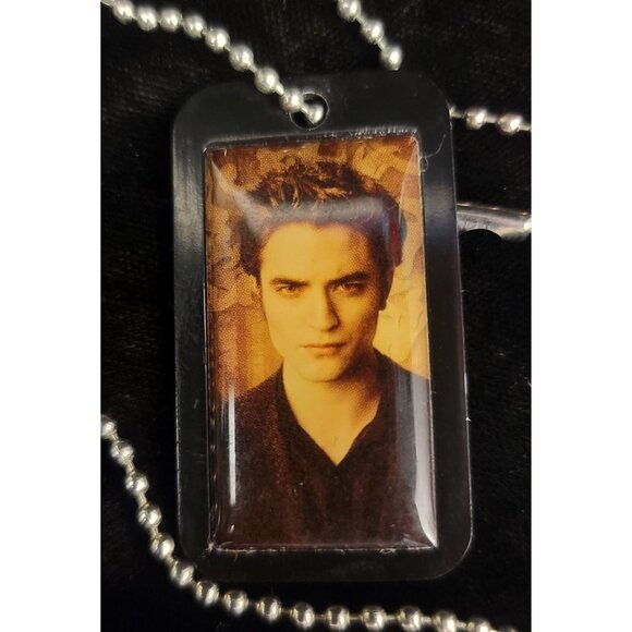 Collectible Twilight Saga:  Edward Cullen New Moon Dog Tags - Picture 3 of 10